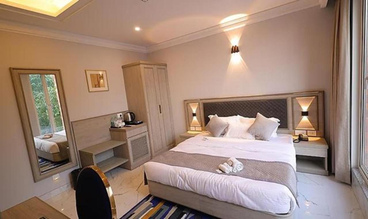 Fabhotel Prime Hampton By Ic'S Нойда Экстерьер фото