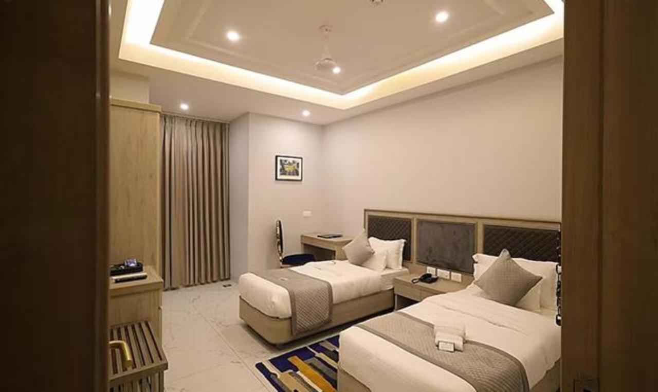 Fabhotel Prime Hampton By Ic'S Нойда Экстерьер фото